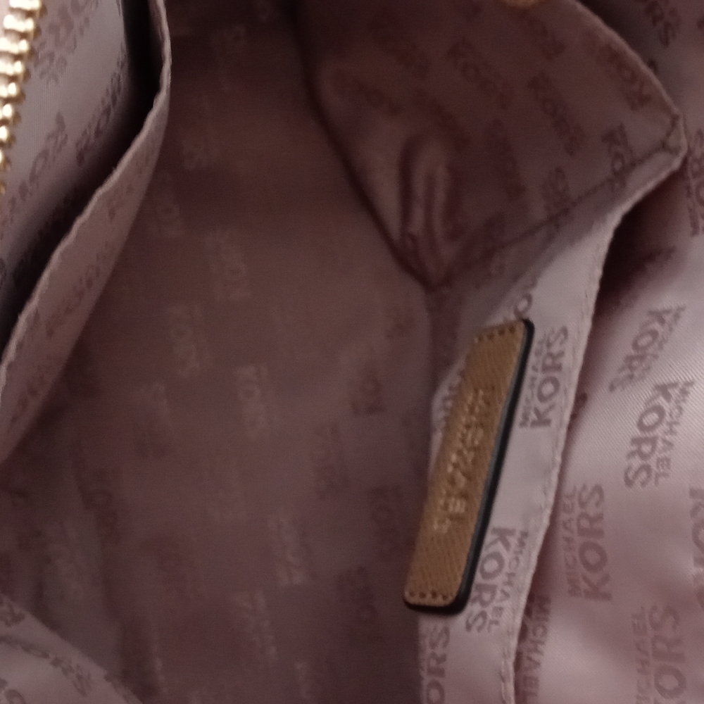 Michael Kors purse excellent condition - Picture 9 of 14